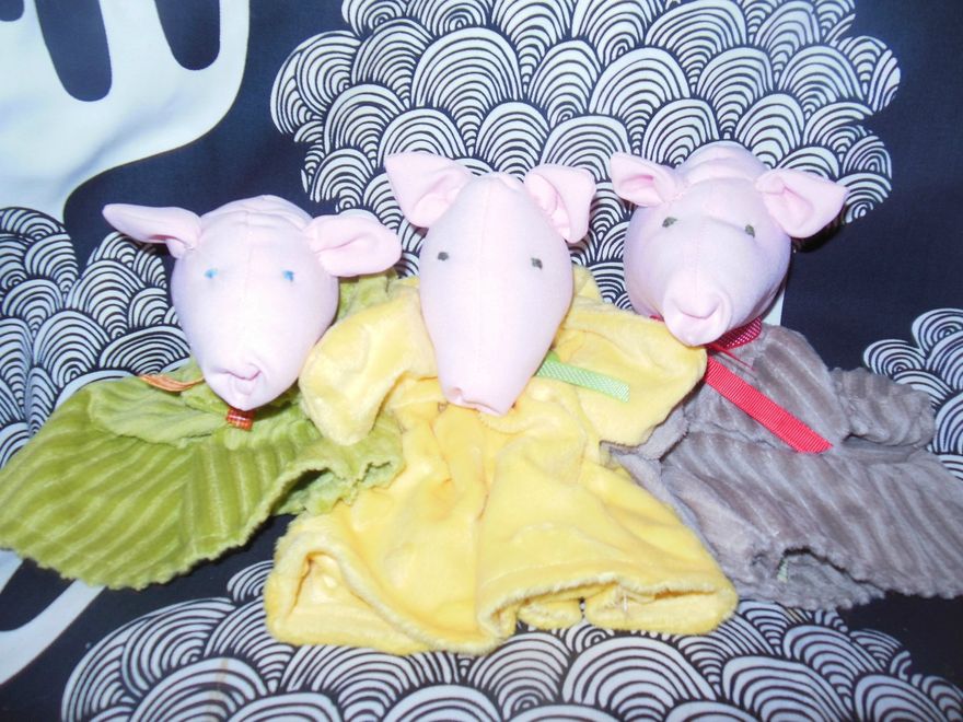 3 petits cochons tiennent compagnies au grand méchant loup à l'école de St sulpice le dunois, commande spéciale d'une institutrice