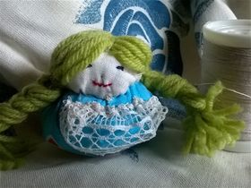 petite poupée boule de ma création , une parmi tant d'autres